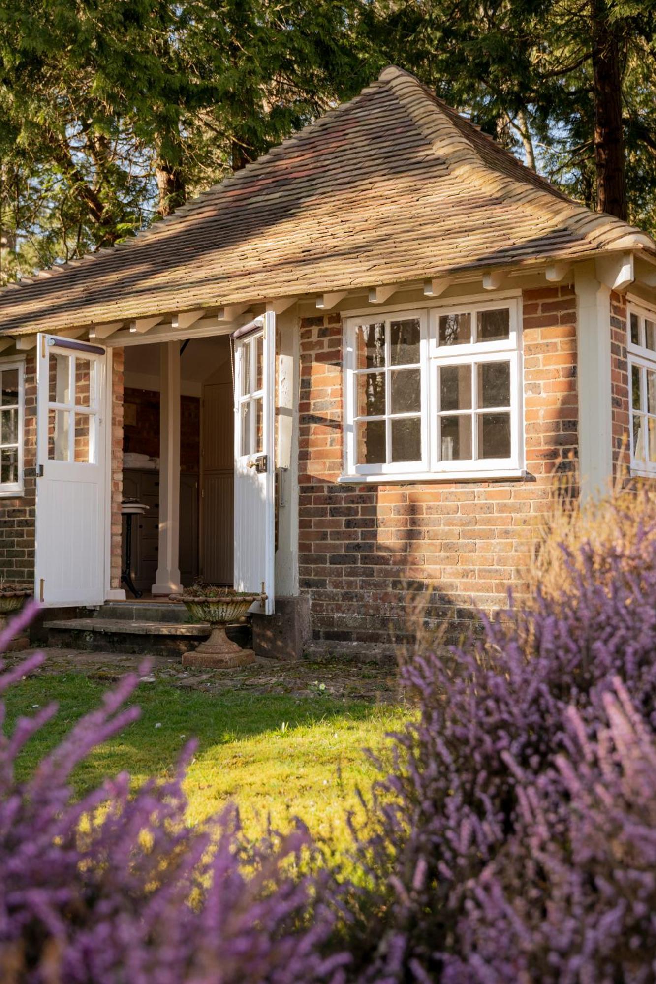 Old Mill Lodge By Huluki Sussex Stays Hurstpierpoint Exteriör bild