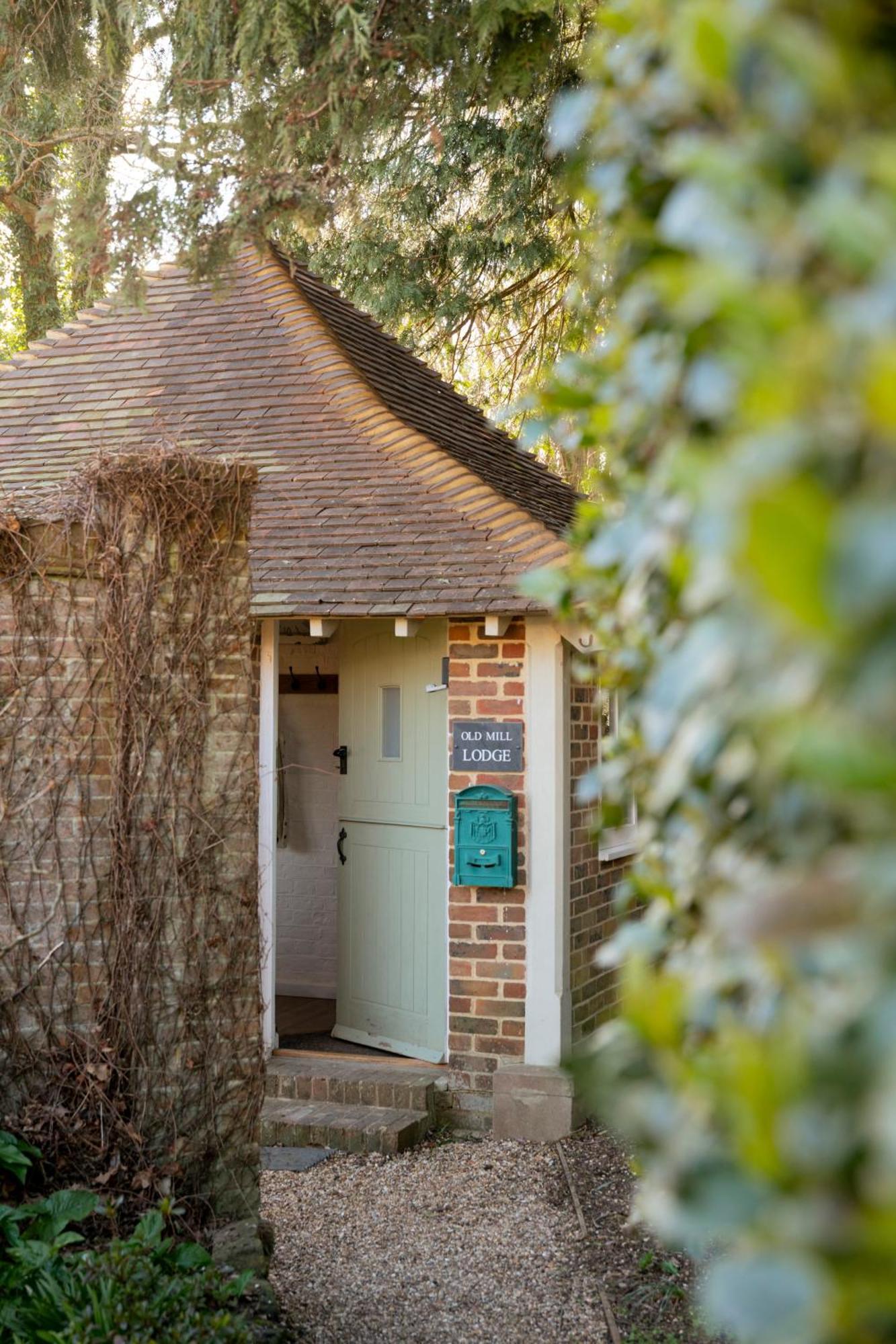 Old Mill Lodge By Huluki Sussex Stays Hurstpierpoint Exteriör bild