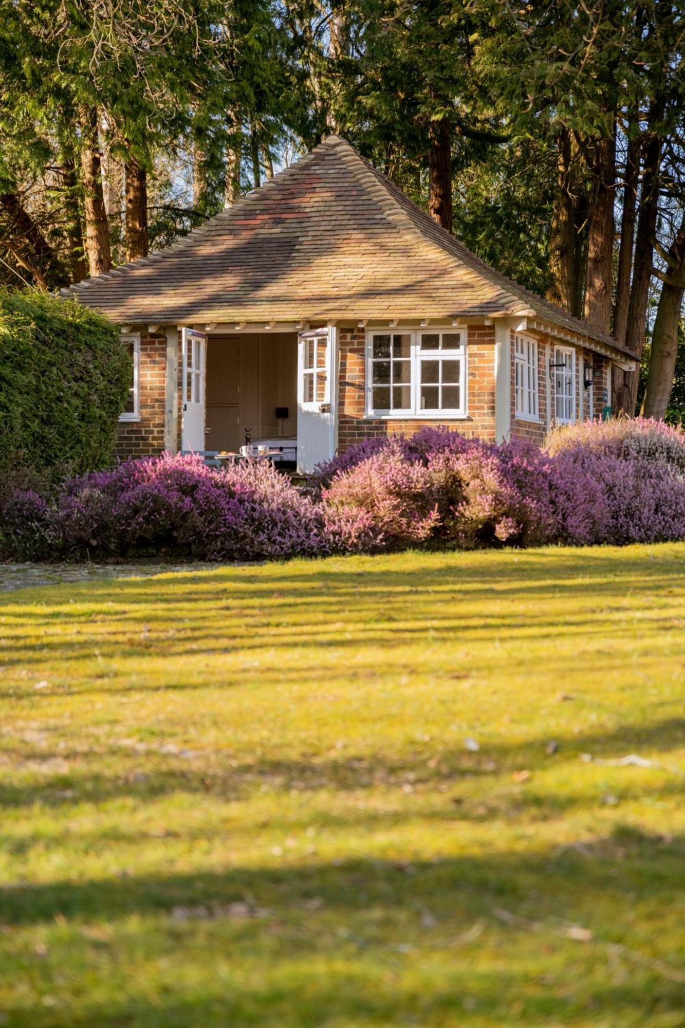 Old Mill Lodge By Huluki Sussex Stays Hurstpierpoint Exteriör bild