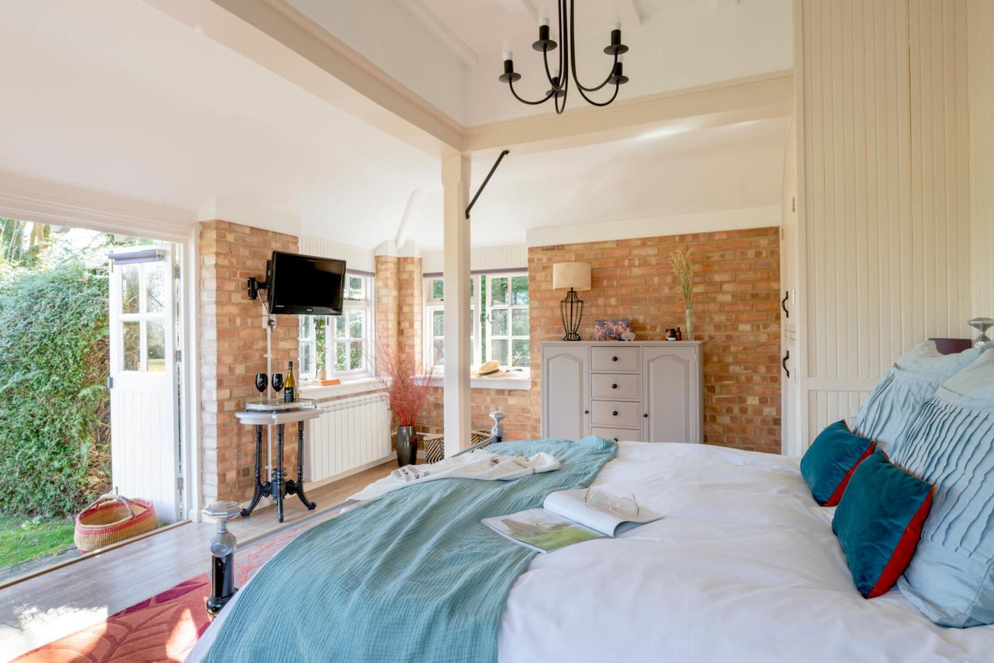 Old Mill Lodge By Huluki Sussex Stays Hurstpierpoint Exteriör bild