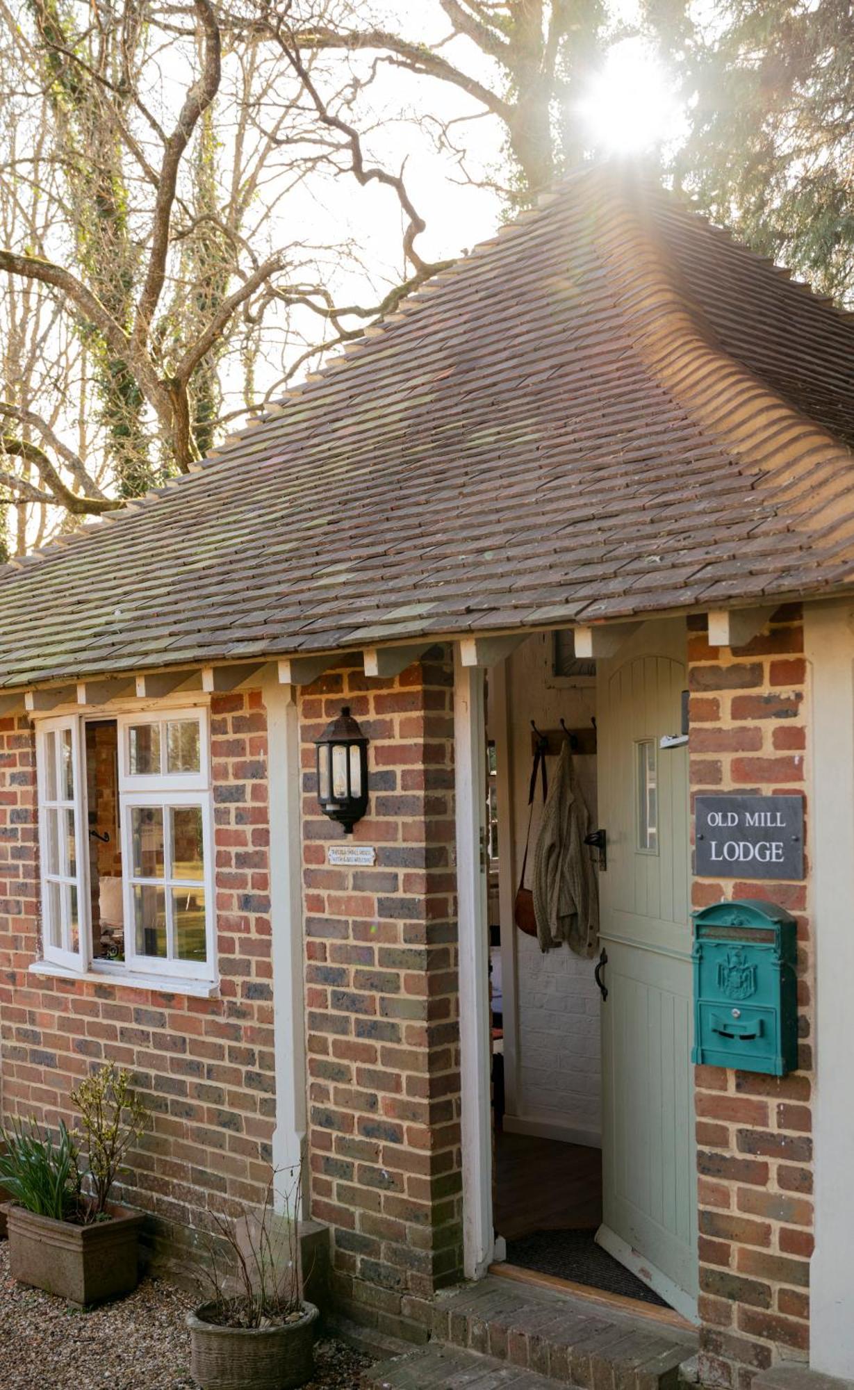 Old Mill Lodge By Huluki Sussex Stays Hurstpierpoint Exteriör bild