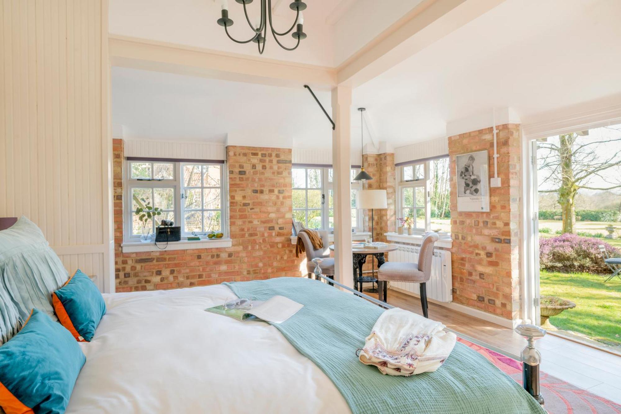 Old Mill Lodge By Huluki Sussex Stays Hurstpierpoint Exteriör bild